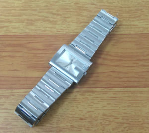 グッチ時計の電池交換800円 税 靴修理 合鍵作製 時計電池交換 のお店 プラスワン 兵庫県 西宮 西宮北口 尼崎市 塚口 園田 伊丹市 昆陽 武庫之荘 大阪府 箕面市 池田市 川西市 豊中市 庄内 三国 十三 梅田 明石市 西明石市 大久保 加古川市 姫路市 飾磨 神戸市