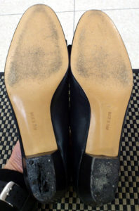 靴の修理サルヴァトーレフェラガモの婦人靴の滑り止め人気のビブラムハーフソール