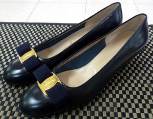 靴の修理サルヴァトーレフェラガモの婦人靴の滑り止め人気のビブラムハーフソール