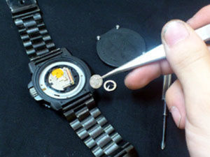 柏で安い時計の電池交換1,000円＋税～分解掃除オーバーホールバンドベルト調整交換