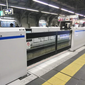阪急神戸三宮駅のホームの可動式ホームドアの設置工事
