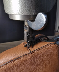 かばん修理 バッグ修理 ブランドバッグ修理 ゲス GUESS ショルダーバッグのベルト元の修理