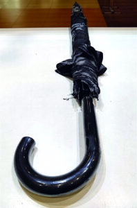 傘の修理 生地と骨を繋いでいる露先の修理