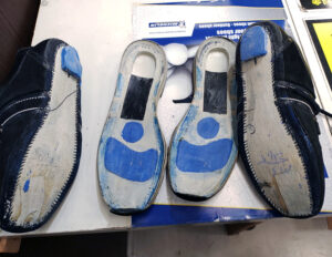 靴スニーカー等底が剥がれた時も修理出来ます。靴修理 スニーカー修理 ソール接着 靴底剥がれ修理 靴のボンド修理
